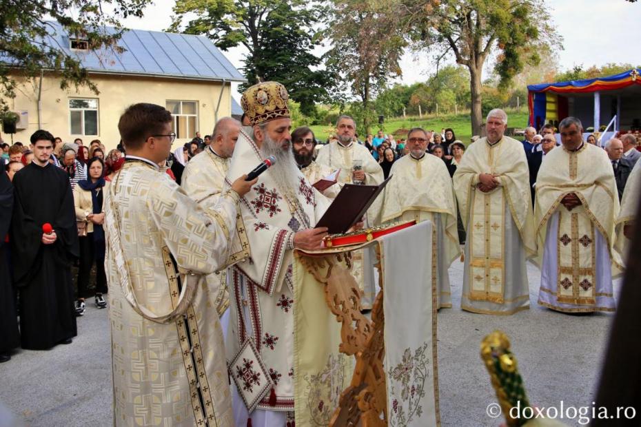 IPS Teofan, sfințind Capela Unității Medico-Sociale din Răducăneni / Foto: Flavius Popa