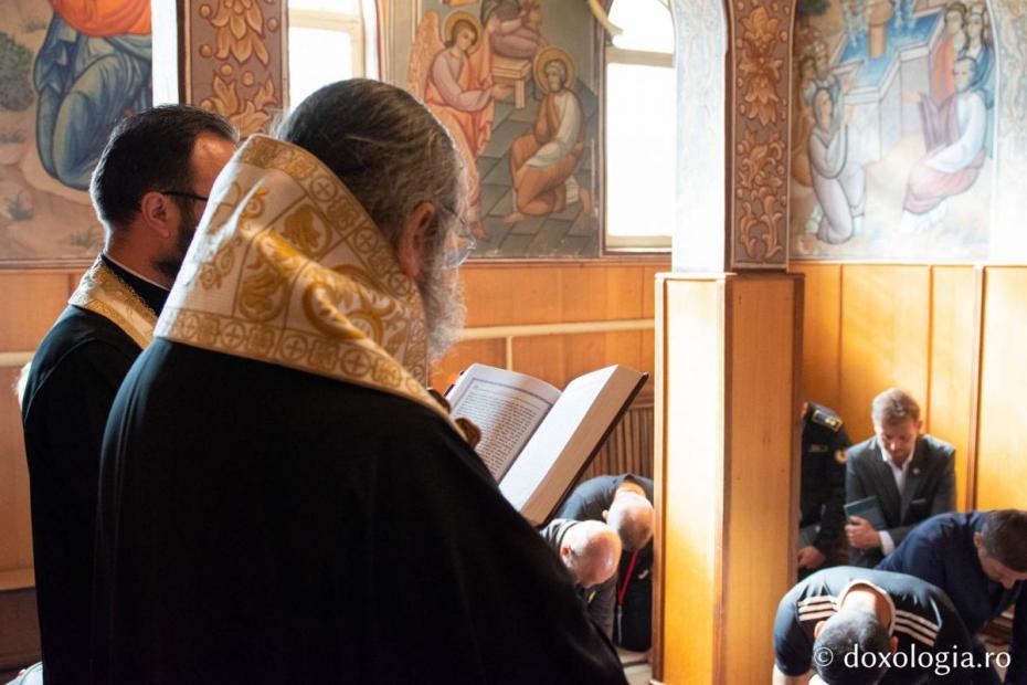 PS PS Nichifor Botoșăneanul, citind rugăciuni de dezlegare în capela „Sfinții Apostoli Petru și Pavel” penitenciarului / Foto: Mihail Vrăjitoru