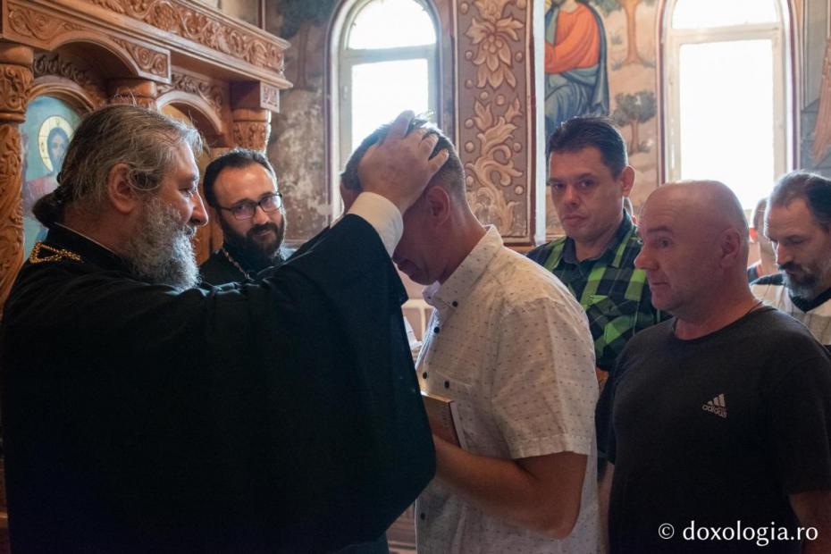 Preasfințitul Nichifor Botoșăneanul i-a binecuvântat pe cei prezenți aici, oferindu-le în dar iconițe și cărți cu conținut religios / Foto: Mihail Vrăjitoru