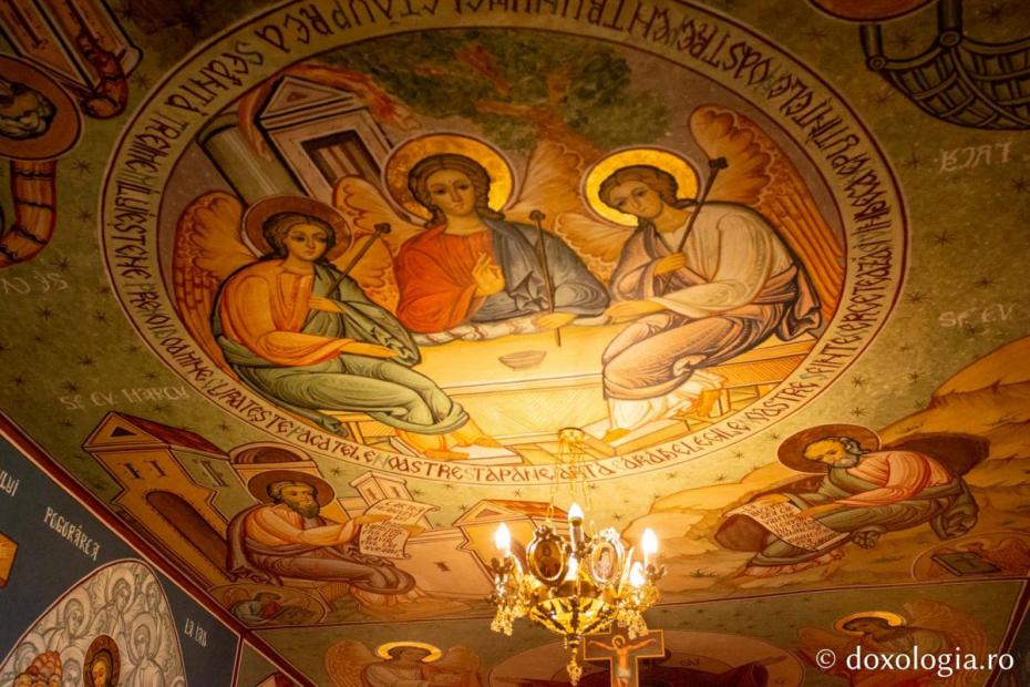 Pictură din interiorul capelei „Sfinții Apostoli Petru și Pavel” penitenciarului / Foto: Mihail Vrăjitoru