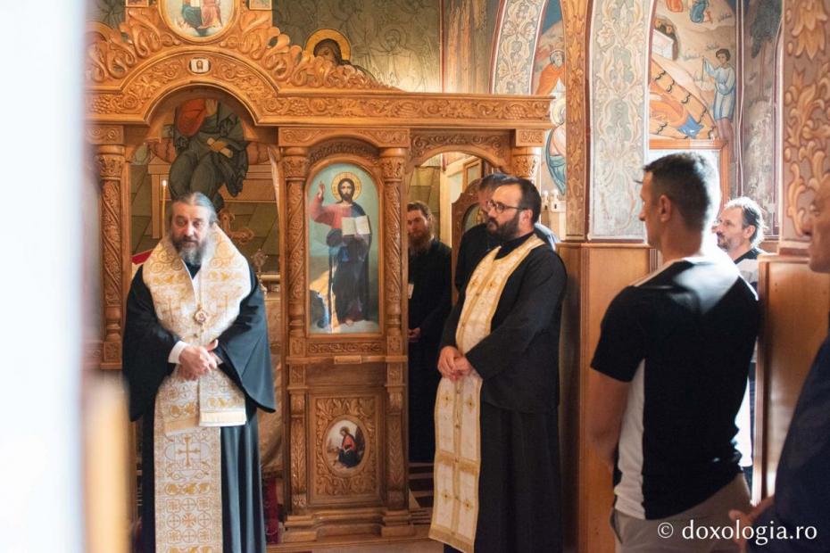 PS Nichifor Botoșăneanul în capela „Sfinții Apostoli Petru și Pavel” penitenciarului / Foto: Mihail Vrăjitoru