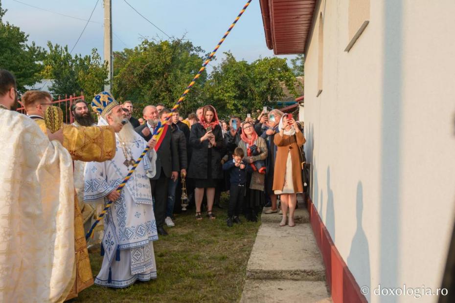 Slujba de sfințire a bisericii „Sfinții Arhangheli Mihail și Gavriil” din Buruienești / Foto: Mihail Vrăjitoru