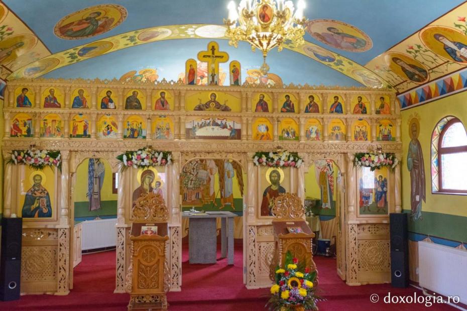 Interiorul bisericii „Sfinții Arhangheli Mihail și Gavriil” din Buruienești / Foto: Mihail Vrăjitoru
