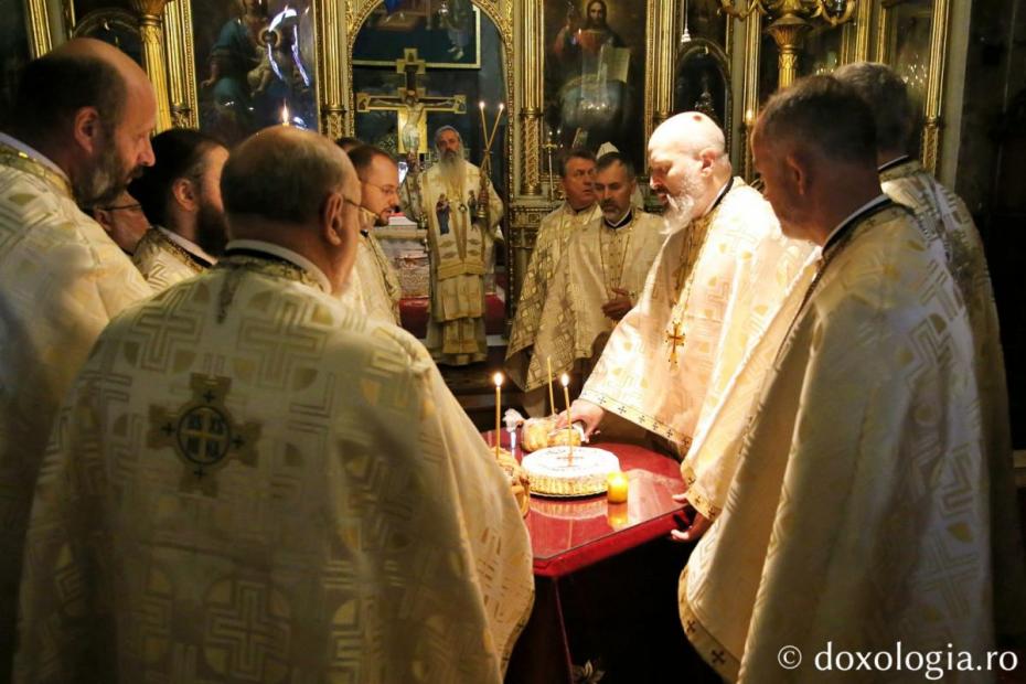 În cadrul Sfintei Liturghii, clericii au înălțat câteva rugăciuni și pentru sufletul pr. prof. Dumitru Stăniloae, patronul instituției de învățământ / Foto: Flavius Popa