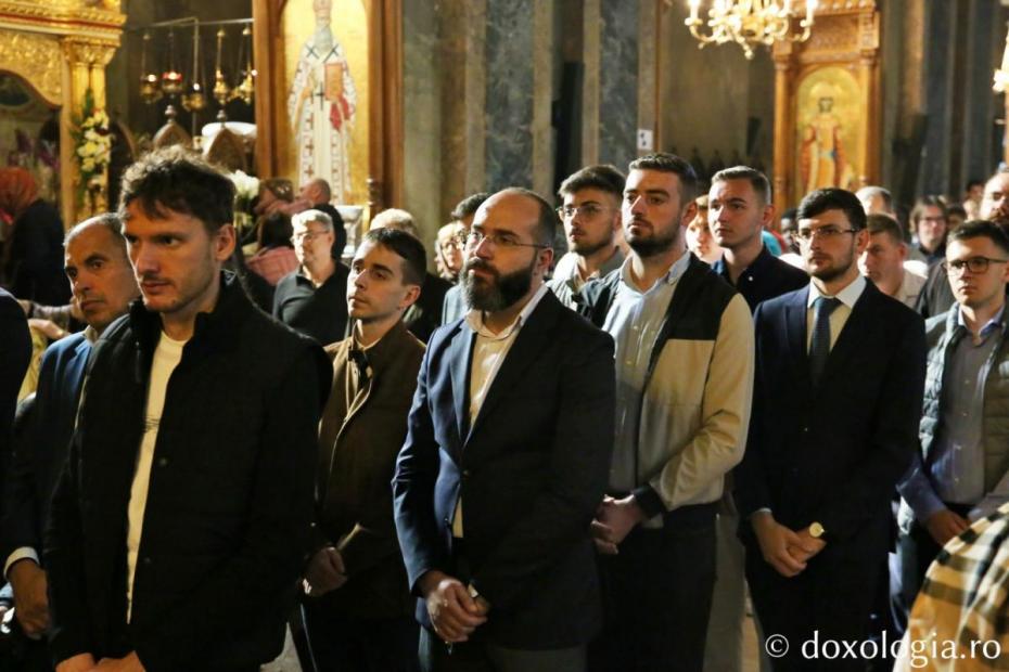 Studenții teologi ieșeni, participând la Sfânta Liturghie / Foto: Flavius Popa