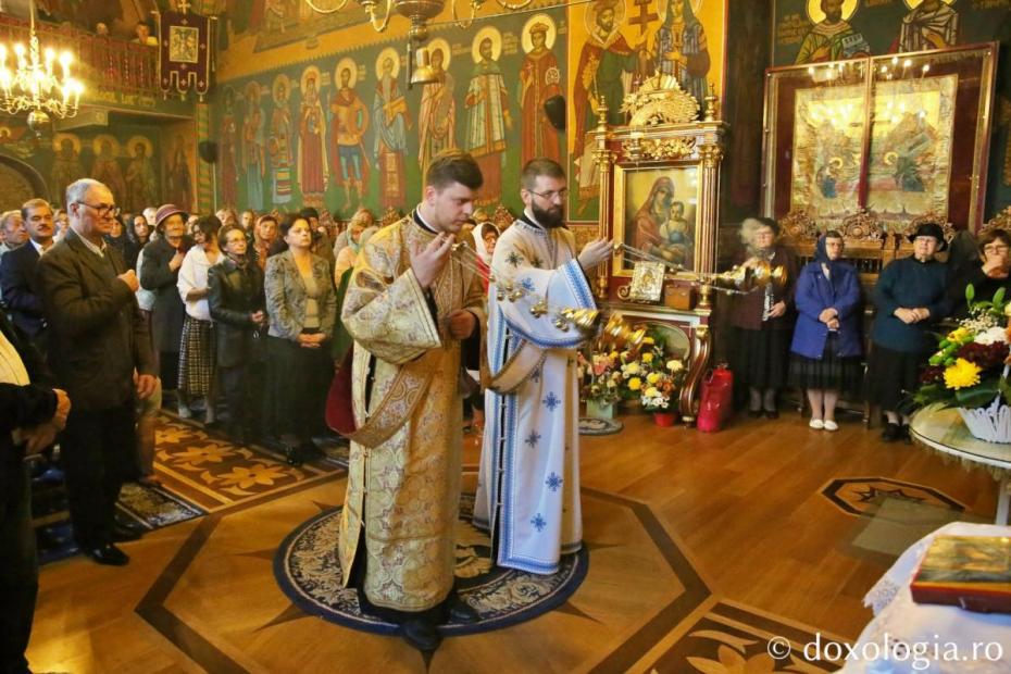 Diaconii cădind înaintea icoanelor, în timpul Vecerniei / Foto: Flavius Popa