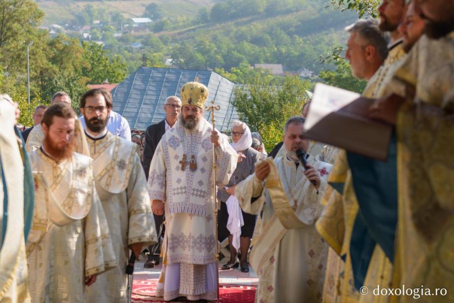 Preasfințitul Părinte Nichifor a oficiat Sfânta Liturghie împreună cu un sobor de slujitori / Foto: Mihail Vrăjitoru