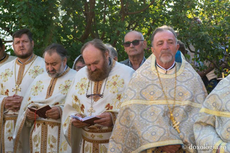 Preoții prezenți la slujba de resfințire a bisericii din Prigoreni / Foto: Mihail Vrăjitoru