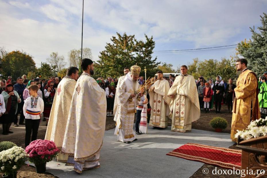 IPS Teofan săvârșind Sfânta Liturghie la Parohia Satu-Nou Fântânele / Foto: Flavius Popa