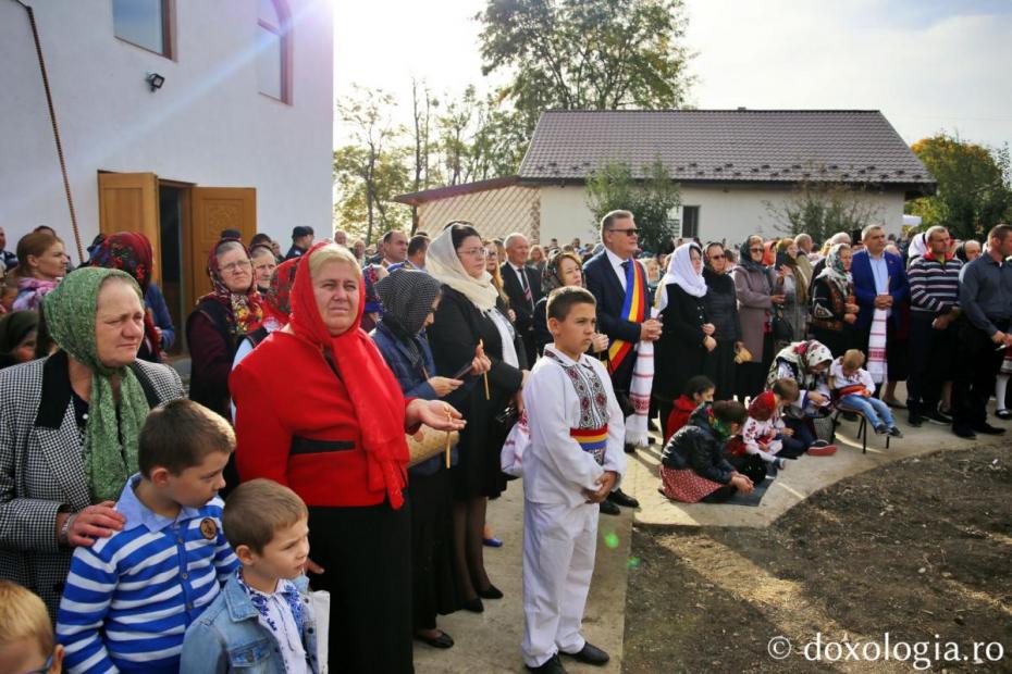 Credincioșii din comuna Fântânele, rugându-se la Sfânta Liturghie săvârșită cu prilejul sfințirii bisericii / Foto: Flavius Popa