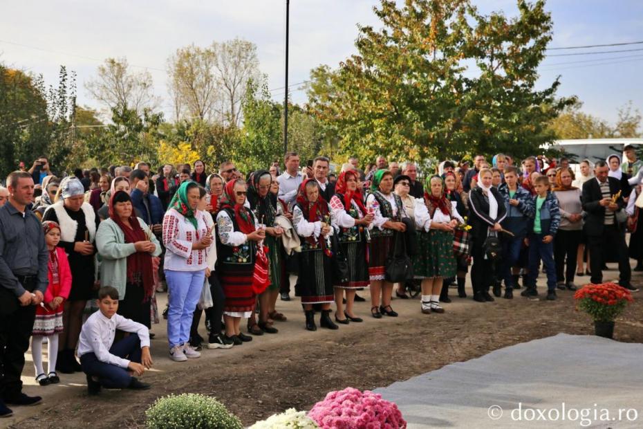 Credincioșii din comuna Fântânele, rugându-se la Sfânta Liturghie săvârșită cu prilejul sfințirii bisericii / Foto: Flavius Popa