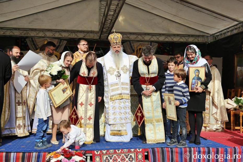 Pr. Marian Marin și pr. Ioan Bădiliță au primit din partea IPS Teofan rangul de iconom stavrofor / Foto: Flavius Popa