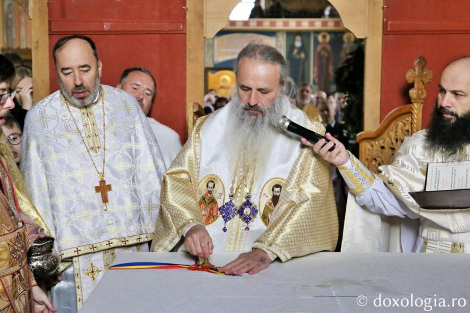 IPS Teofan săvâșind slujba de sfințire a Bisericii „Înălțarea Domnului” Suharău / Foto: Flavius Popa