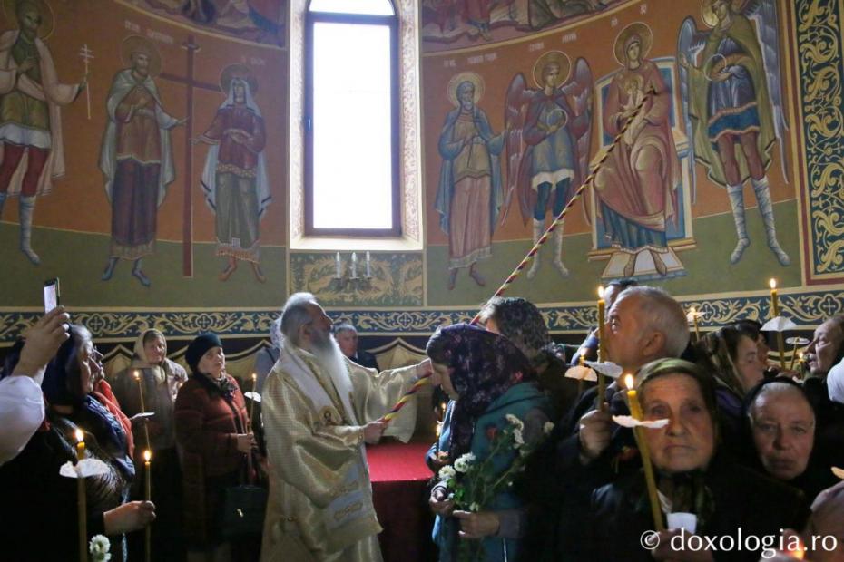 IPS Teofan săvâșind slujba de sfințire a Bisericii „Înălțarea Domnului” Suharău / Foto: Flavius Popa