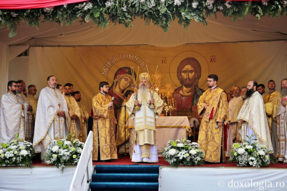 Moment din Sfânta Liturghie oficiată de IPS Teofan la Suharău / Foto: Flavius Popa