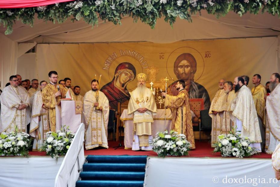Moment din Sfânta Liturghie oficiată de IPS Teofan la Suharău / Foto: Flavius Popa