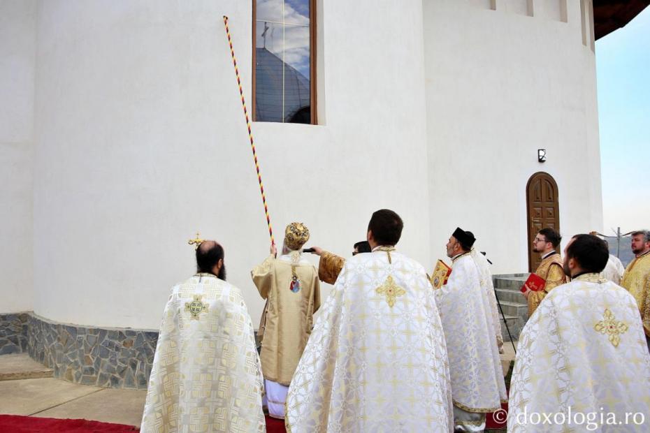 IPS Teofan săvâșind slujba de sfințire a Bisericii „Înălțarea Domnului” Suharău / Foto: Flavius Popa