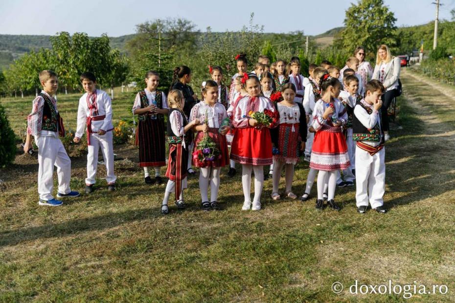 Un grup de copii l-au întâmpinat pe PS Nichifor / Foto: pr. Silviu Cluci