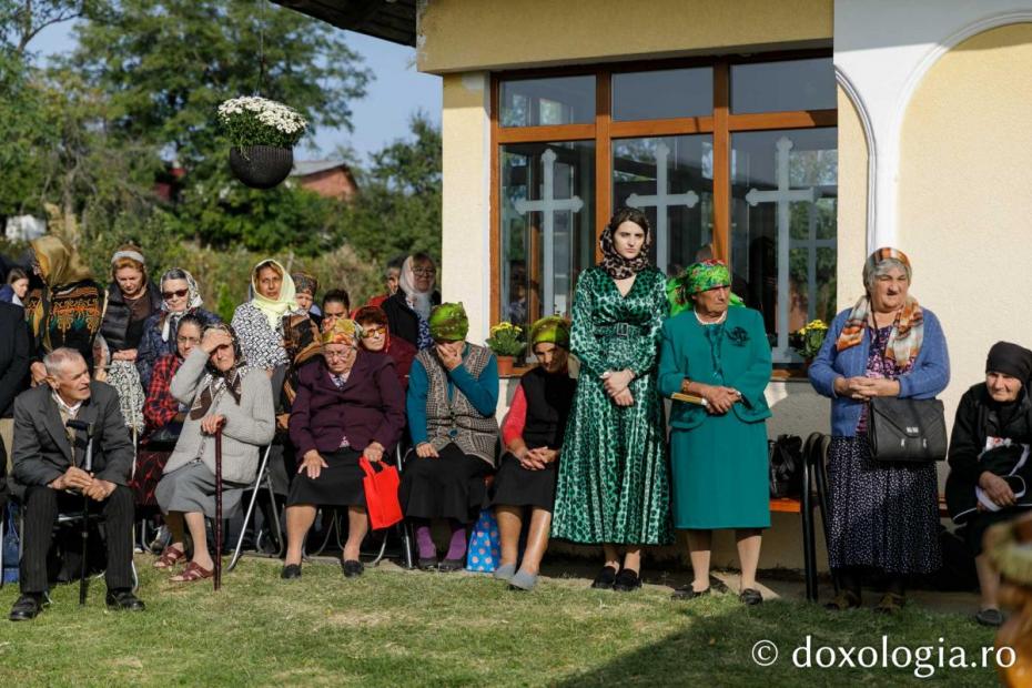 Credincioși participând la Sfânta Liturghie / Foto: pr. Silviu Cluci