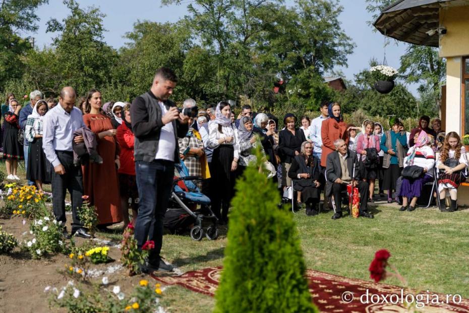 Credincioși participând la Sfânta Liturghie / Foto: pr. Silviu Cluci