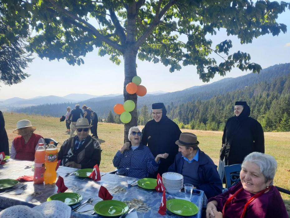 Beneficiarii Centrului „Cuvioasa Nazaria” al Mănăstirii Văratec au sărbătorit Ziua Internațională a Persoanelor Vârstnice