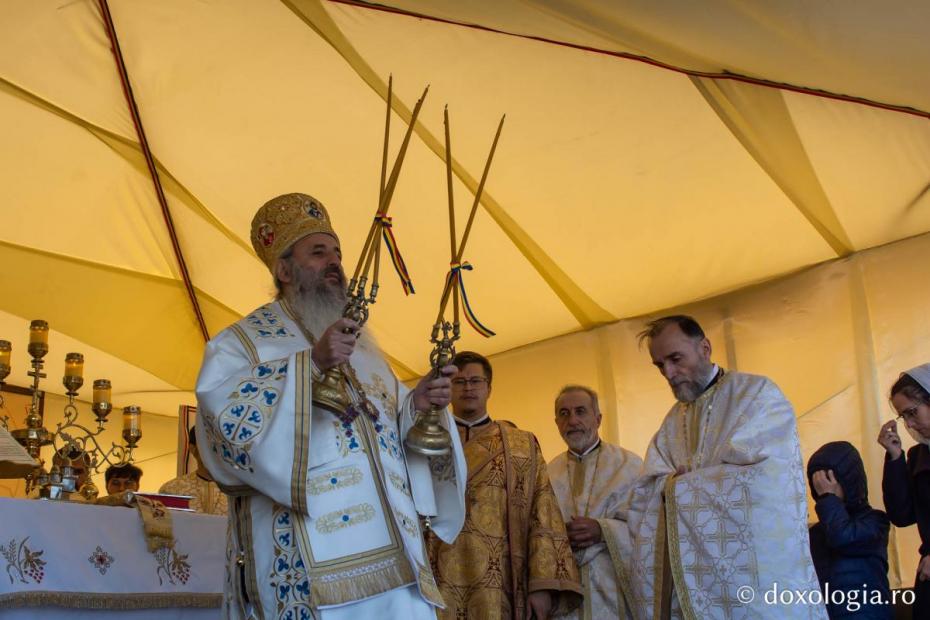 IPS Teofan, săvârșind Sfânta Liturghie / Foto: Mihail Vrăjitoru