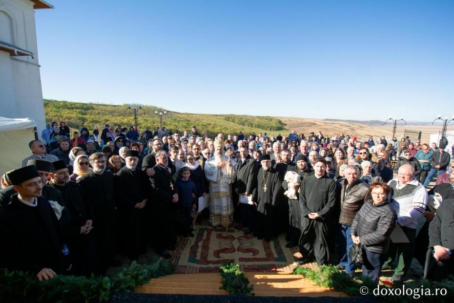 Fotografie de grup după Sfânta Liturghie, la Parohia Tipilești / Foto: Mihail Vrăjitoru