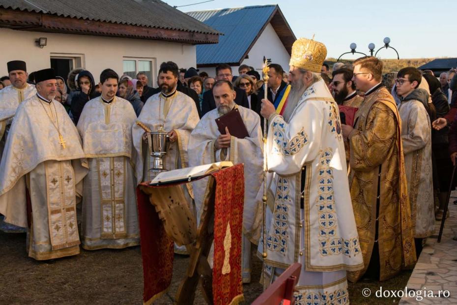 Slujba de sfințire a bisericii „Nașterea Maicii Domnului” din Țipilești / Foto: Mihail Vrăjitoru