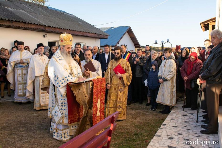 Slujba de sfințire a bisericii „Nașterea Maicii Domnului” din Țipilești / Foto: Mihail Vrăjitoru