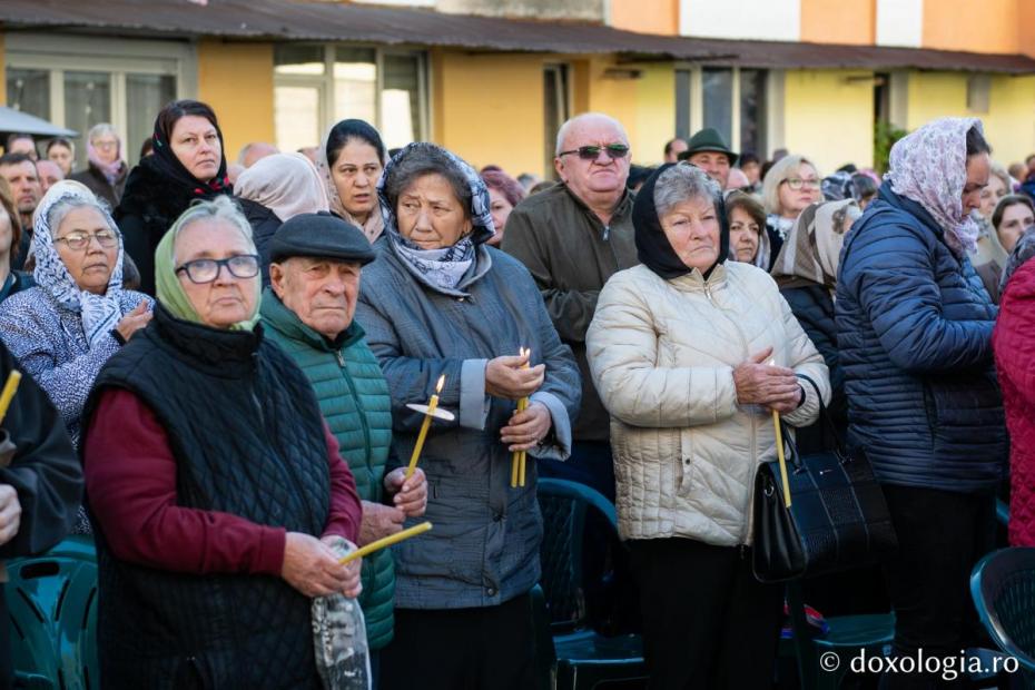 Credincioși, participând la Sfânta Liturghie / Foto: Mihail Vrăjitoru
