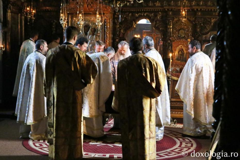 Moment din Sfânta Liturghie oficiată de IPS Teofan, dimpreună cu clericii Biroului de Catehizare al Arhiepiscopiei Iașilor / Foto: Flavius Popa