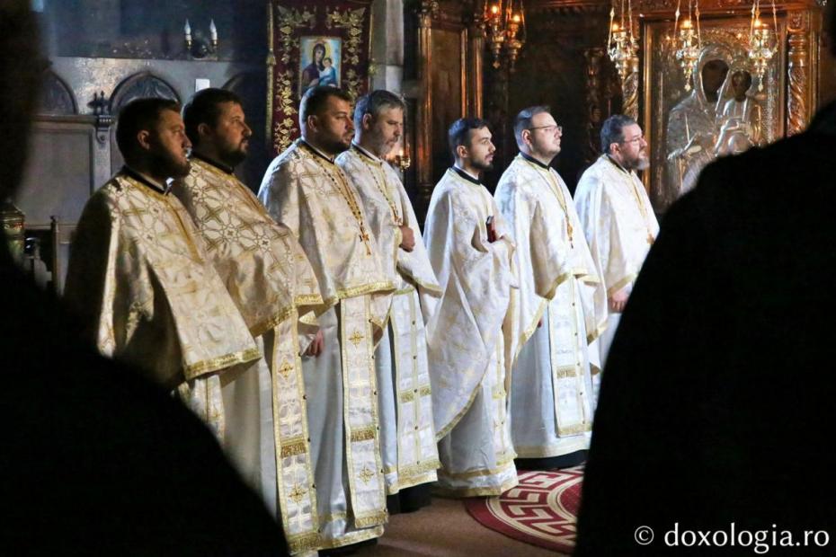 Moment din Sfânta Liturghie oficiată de IPS Teofan, dimpreună cu clericii Biroului de Catehizare al Arhiepiscopiei Iașilor / Foto: Flavius Popa