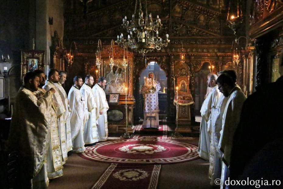 Moment din Sfânta Liturghie oficiată de IPS Teofan, dimpreună cu clericii Biroului de Catehizare al Arhiepiscopiei Iașilor / Foto: Flavius Popa