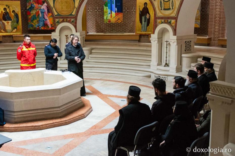 Instructaj ISU pentru angajați din cadrul Centrului Eparhial Iaşi / Foto: Mihail Vrăjitoru