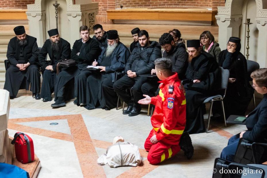 Instructaj ISU pentru angajați din cadrul Centrului Eparhial Iaşi / Foto: Mihail Vrăjitoru