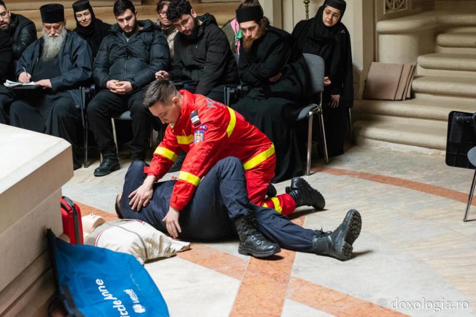 Instructaj ISU pentru angajați din cadrul Centrului Eparhial Iaşi / Foto: Mihail Vrăjitoru