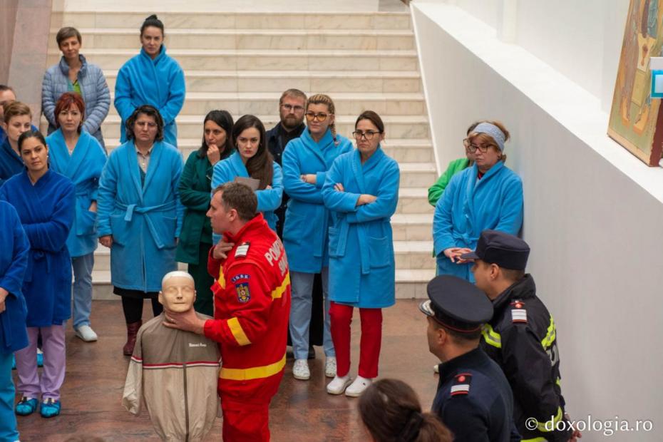 Instructaj ISU pentru angajați din cadrul Centrului Eparhial Iaşi / Foto: Mihail Vrăjitoru