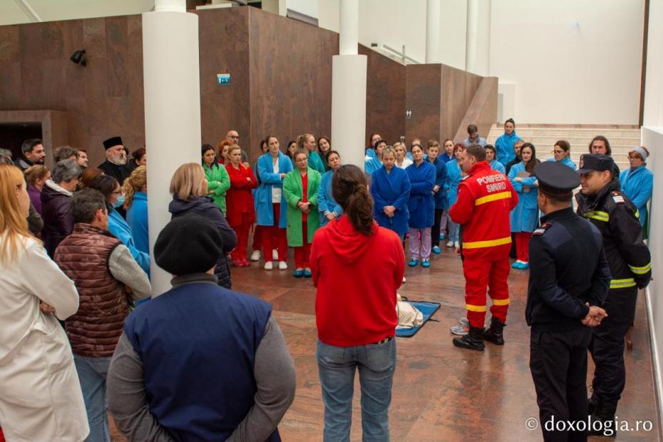 Instructaj ISU pentru angajați din cadrul Centrului Eparhial Iaşi / Foto: Mihail Vrăjitoru