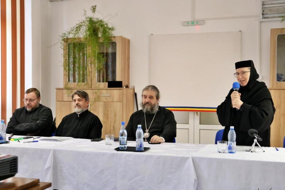 Stavrofora Iosefina Giosanu, stareța Mănăstirii Văratec, le-a vorbit asistenților prezenți / Foto: Flavius Popa