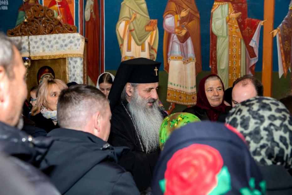 Mitropolitul Moldovei și Bucovinei a dăruit celor prezenți iconițe cu Sfânta Cuvioasă Parascheva