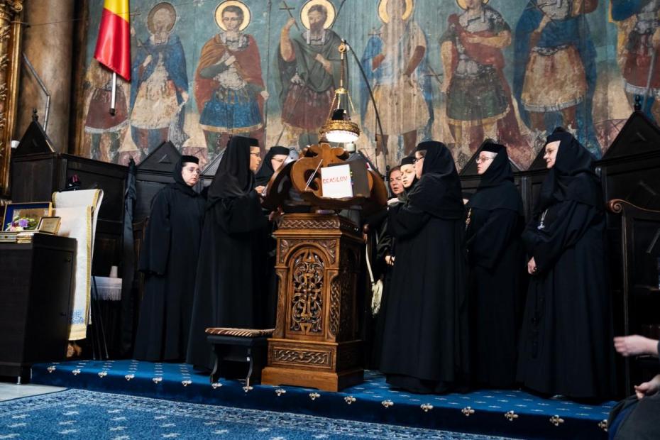 Obștea Mănăstirii Frumoasa, oferind răspunsurile liturgice la slujba de hram oficiată de PS Ignatie, Episcopul Hușilor