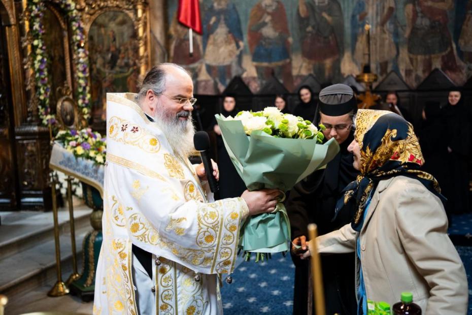 PS Ignatie a oferit un buchet de flori unei bătrâne care a fost prezentă la Sfânta Liturghie