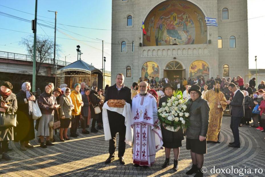 Clericii și credincioșii Parohiei „Sfântul Nectarie” din Iași, întâmpinându-l pe PS Nichifor Botoșăneanul / Foto: Lucian Ducan