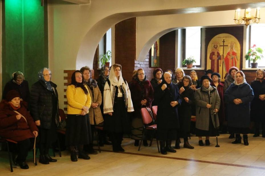 Credincioșii Parohiei „Izvorul Tămăduirii” CUG Iași, rugându-se la Sfânta Liturghie / Foto: Flavius Popa 