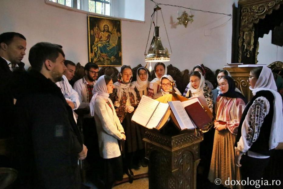 Tinerii și studenții din Iași au oferit răspunsurile liturgice la Sfânta Liturghie / Foto: Flavius Popa