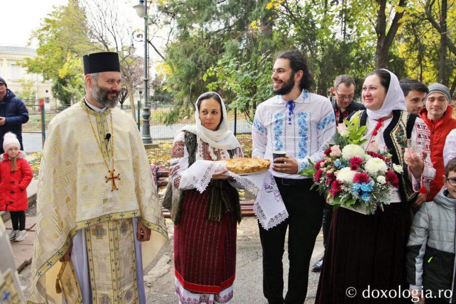 Clericii și credincioșii Bisericii „Metocul Maicilor”, întâmpinându-l pe PS Nichifor Botoșăneanul / Foto: Flavius Popa