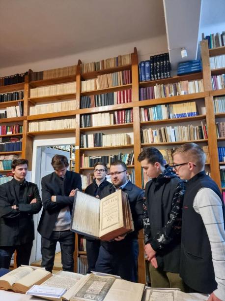 Expoziție inedită de carte veche, dedicată Sfintei Scripturi, la Seminarul Teologic „Veniamin Costachi” de la Mănăstirea Neamț