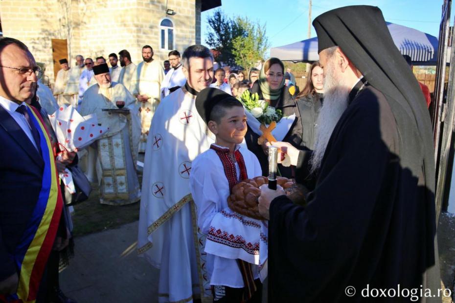 IPS Teofan, primit de credincioșii din localitatea Căuești / Foto: Flavius Popa