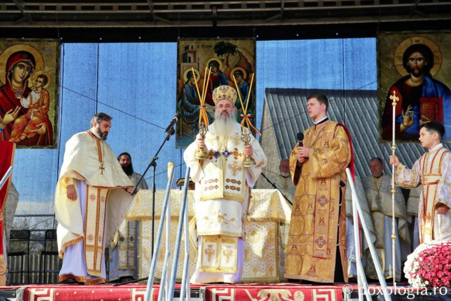 IPS Teofan, dimpreună cu un sobor de preoți și diaconi, săvârșind Sfânta Liturghie la Parohia Căuești / Foto: Flavius Popa