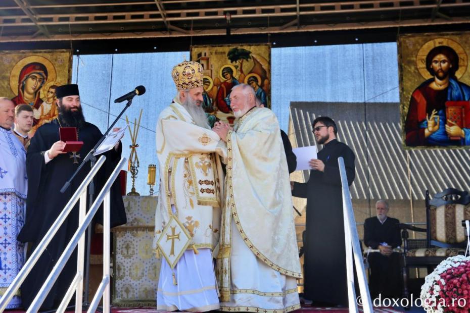 Pr. Vilie Doroșincă a primit din partea IPS Teofan Crucea „Sfântul Ierarh Iosif cel Milostiv” / Foto: Flavius Popa